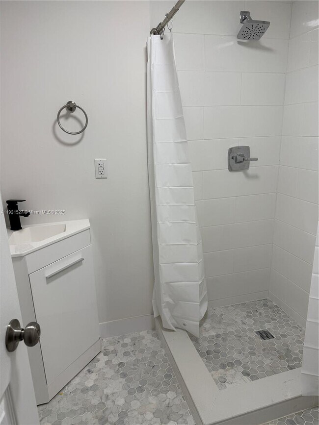 Foto del edificio - 7611 Harding Ave