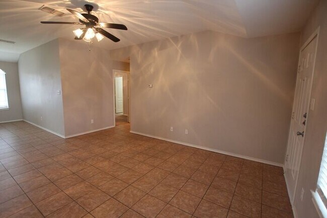 Building Photo - Available Now! 2 Bedroom Duplex for Rent i...