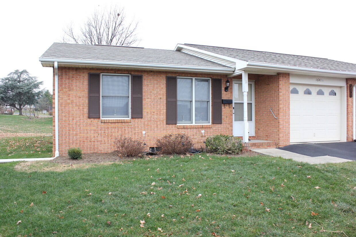 Primary Photo - 2 Bedroom, 1 Bath Duplex with Garage