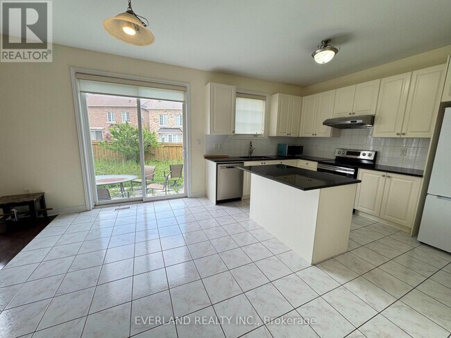 Building Photo - 110 Staglin Ct