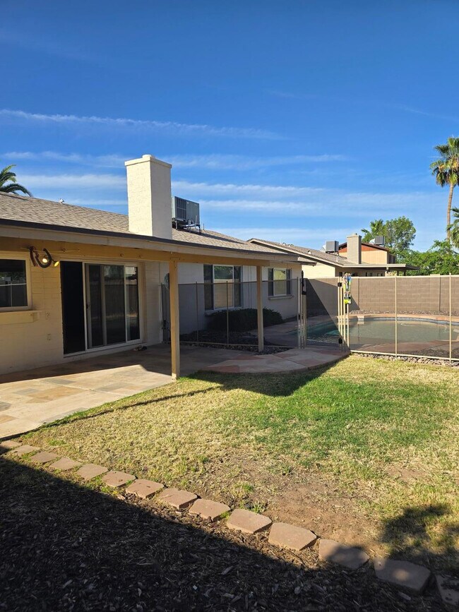 Foto del edificio - 1615 W Summit Pl