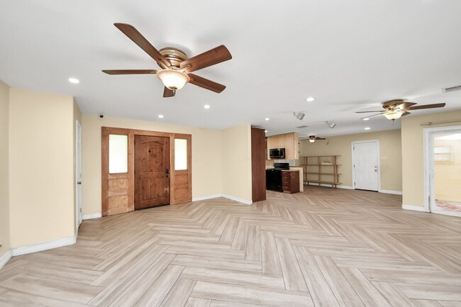 Building Photo - 7623 Barberton Dr