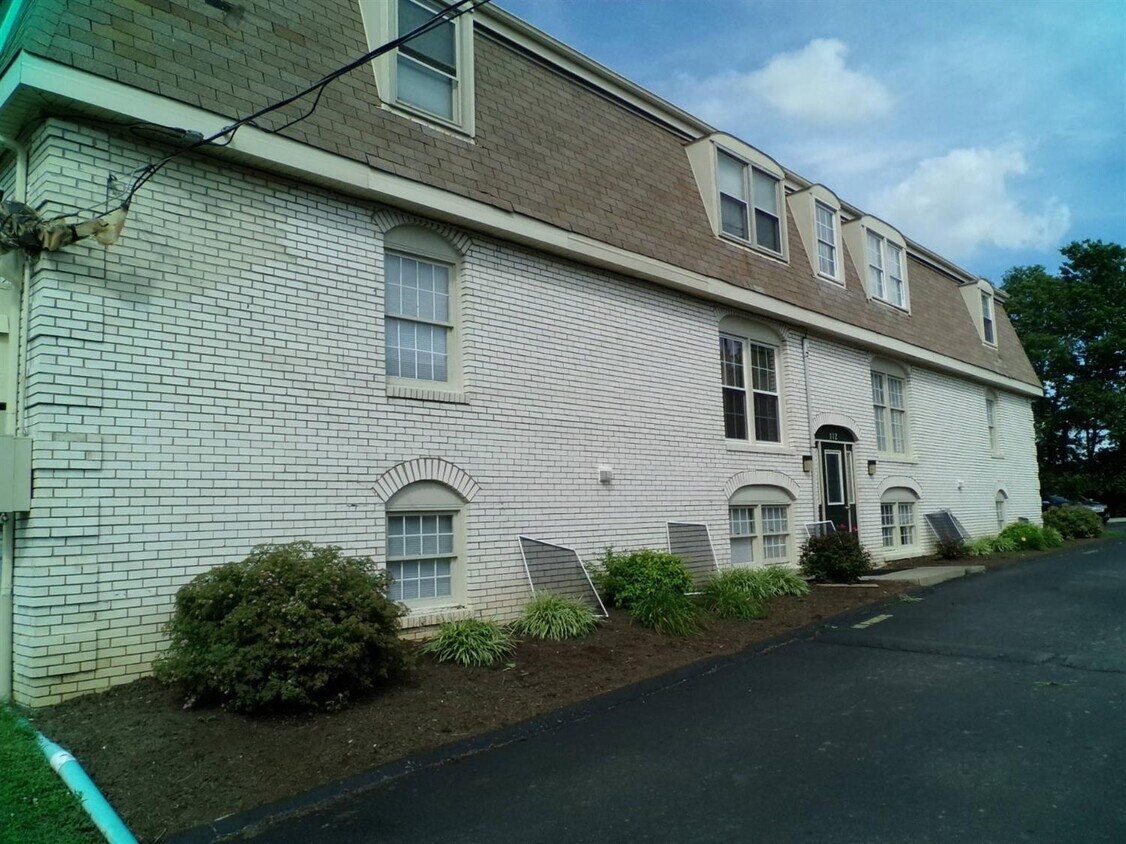 112 Hanly Ln Unit 6, Frankfort, KY 40601 Room for Rent in Frankfort
