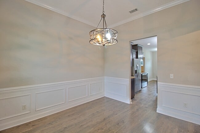 Building Photo - 582 Burke Dr
