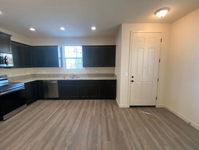 Foto del edificio - Newer Construction! 3 bedroom 2.5 Bathroom Home in a Gated Community