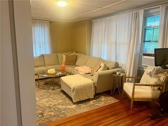 Foto del edificio - 26 Bedlow Ave