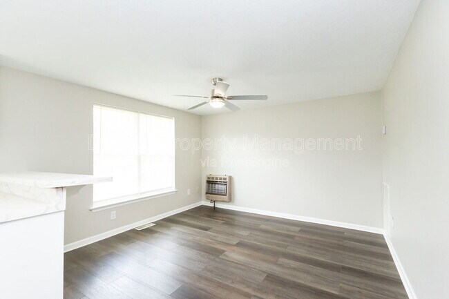 Foto del edificio - 407 Hotwater Rd