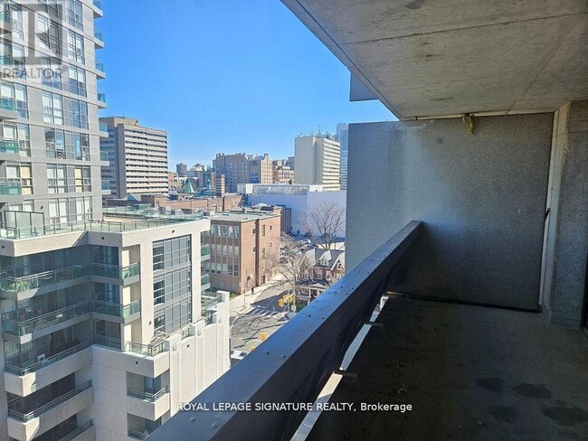 Building Photo - 720-720 Spadina Ave.