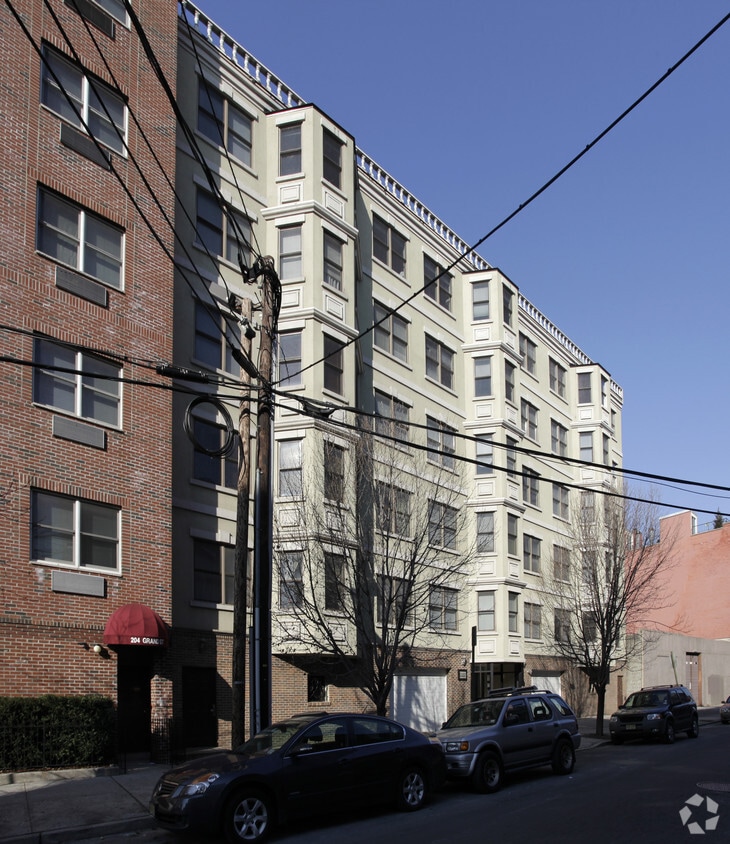 Building Photo - 208 Grand St