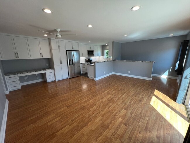Building Photo - Lovely 2 bedroom Condo