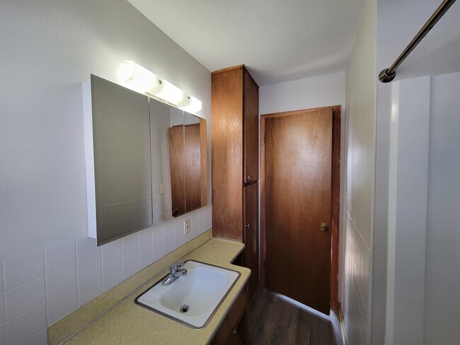 Building Photo - 2122 Hickory Ln