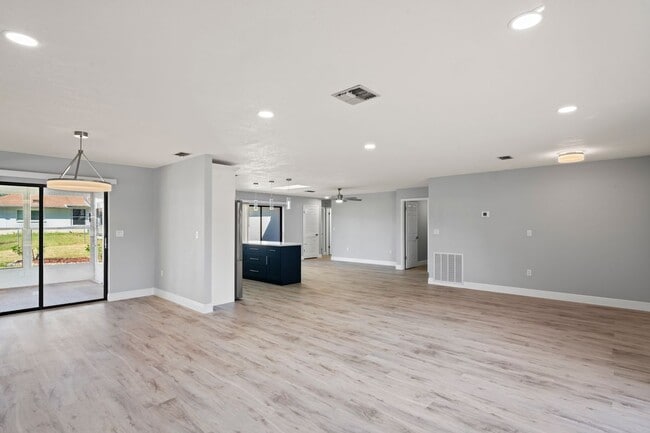 Building Photo - 8312 Roxboro Dr