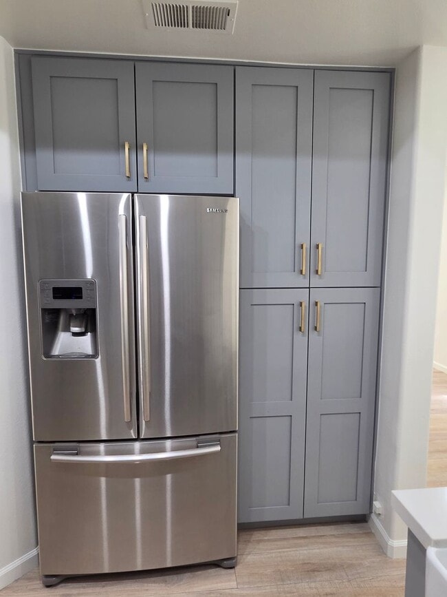 Building Photo - TOWNHOUSE-STYLE 3 BR + 2 1/2 BA UNIT IN CANYON COUNTRY AVAILABLE NOW