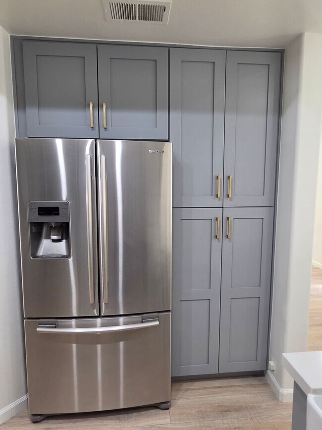Foto del edificio - TOWNHOUSE-STYLE 3 BR + 2 1/2 BA UNIT IN CANYON COUNTRY AVAILABLE NOW
