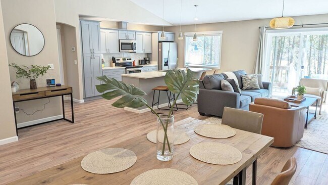 Building Photo - Beautiful Home with Modern Comforts