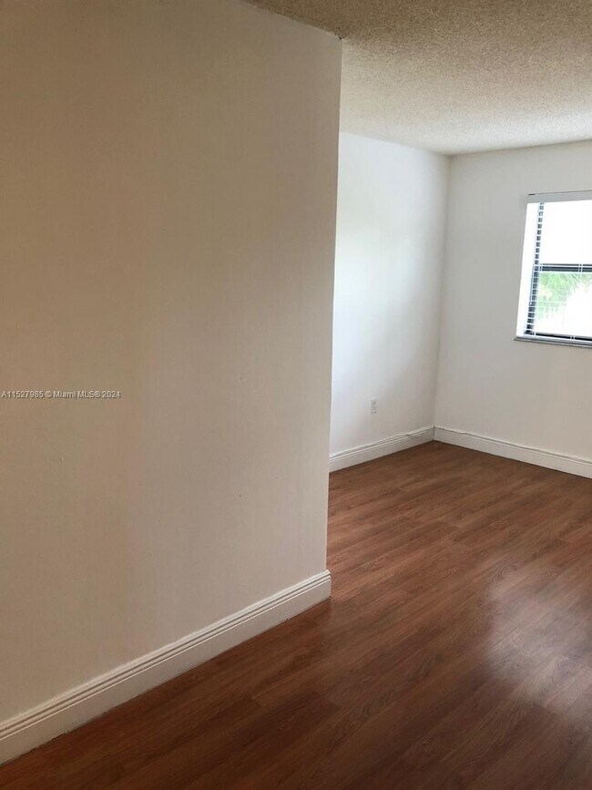 Foto del edificio - 7230 NW 179th St