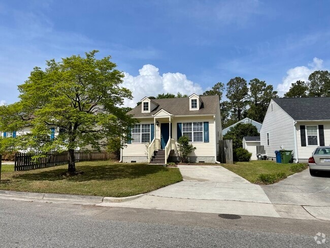 Building Photo - 624 Varsity Dr