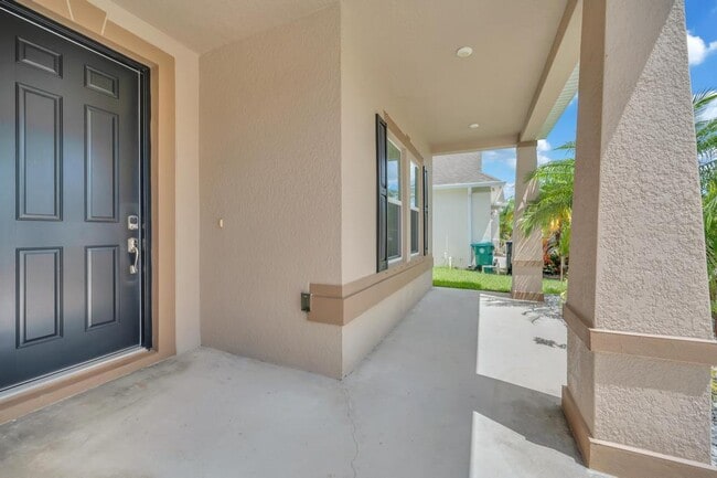 Building Photo - 5335 NW Wisk Fern Cir