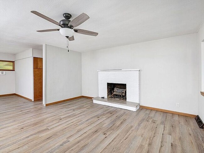 Foto del edificio - Beautiful 3 bedroom 2 bath charmer… Waitin...