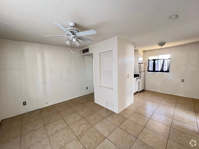 Building Photo - 524 W Fairway Dr