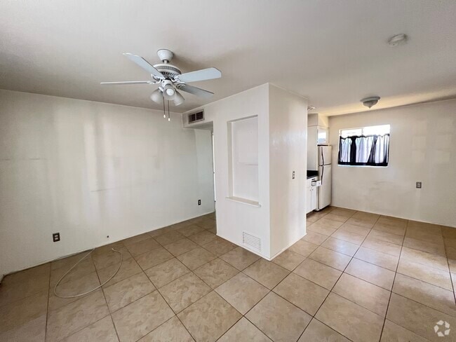 Building Photo - 524 W Fairway Dr