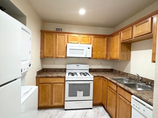 Building Photo - 843 Hayworth Ave