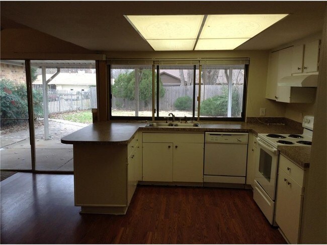 Building Photo - 305 Colonel Dr