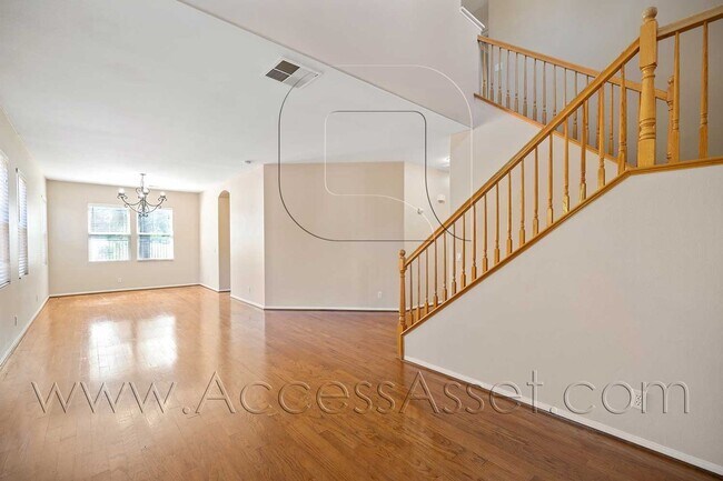 Building Photo - Beautiful 4 Bed/2.5 Bath Home With Golf Co...