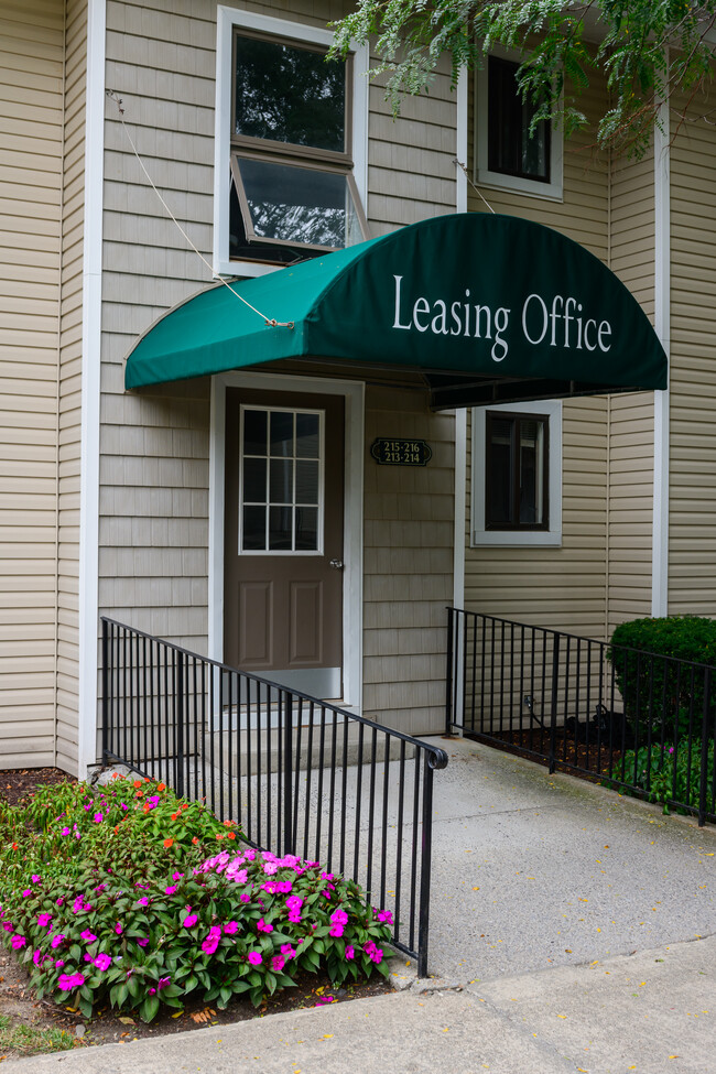 Building Photo - Carriage Hill Apartments