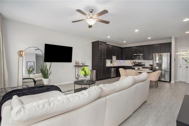 Foto del edificio - 1961 James Red Moore Blvd