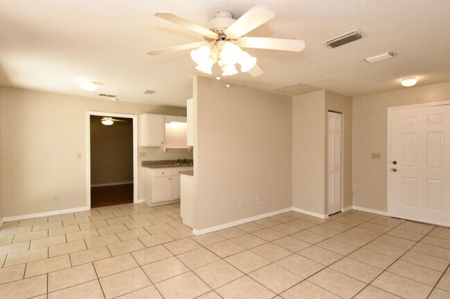 Foto del edificio - Spacious 3BR/2BA Corner Lot Home + Bonus Room in Silver Springs Shores – $1,650/Month