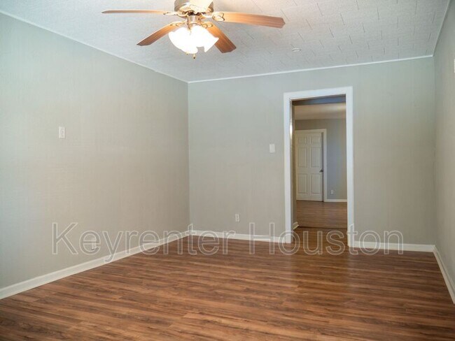 Foto del edificio - 1307 Birchwood Dr