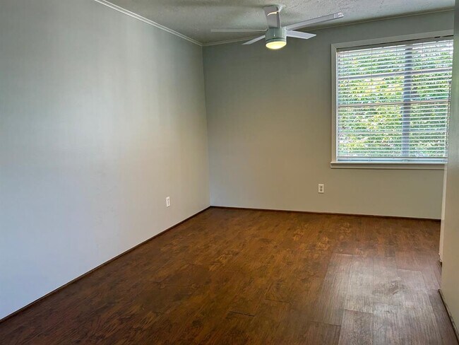 Building Photo - 305 Joyce St