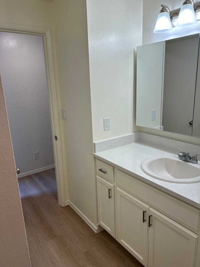 Baño - 2 habitaciones / 1 baño - Meadow Creek Apartments