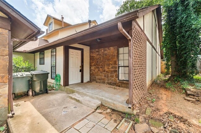 Building Photo - 727 Rockridge Cir