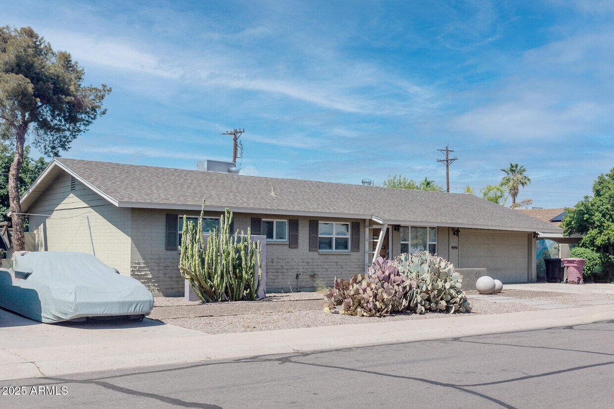 Foto principal - 6744 E Vernon Ave
