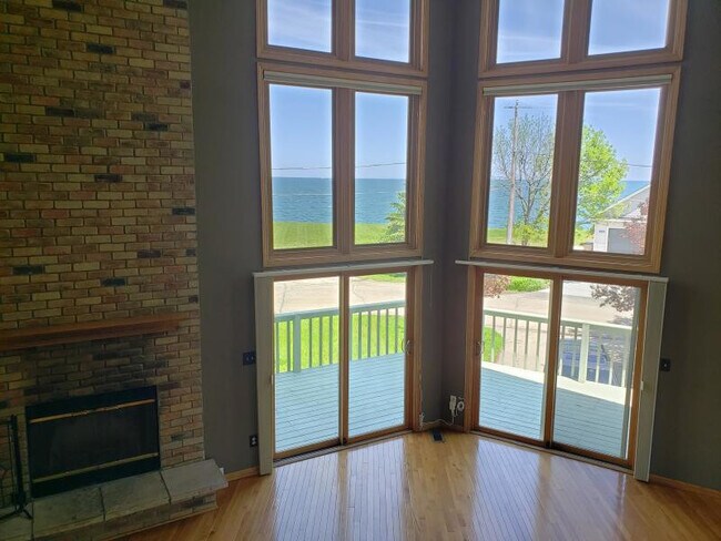 Foto del edificio - 8602 Lakeshore Dr