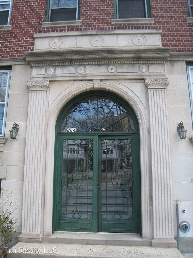 Foto del edificio - 864 Kennedy Blvd