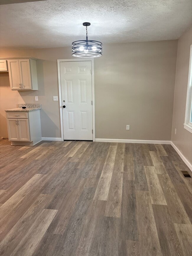 Building Photo - 3 Bedroom 2 Bath 1 Car Garage