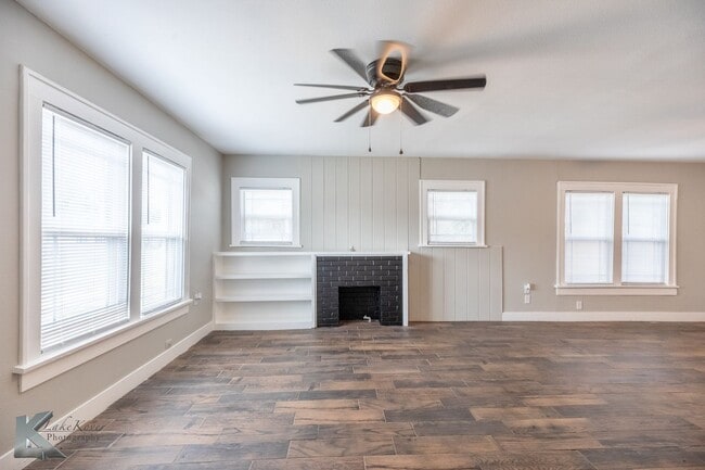 Building Photo - XL HOME!  3 bed, 1 bath, LOTS OF ROOM!
