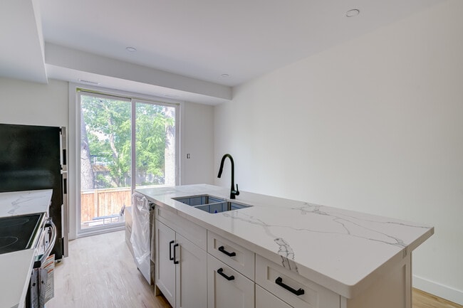 Building Photo - 153 Mary St