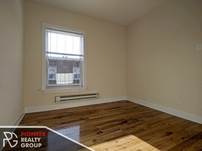 Building Photo - 949 W Cornelia Ave