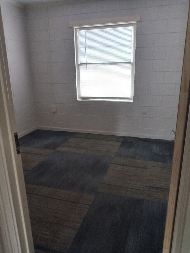 Building Photo - 2 BDRM 1 BATH