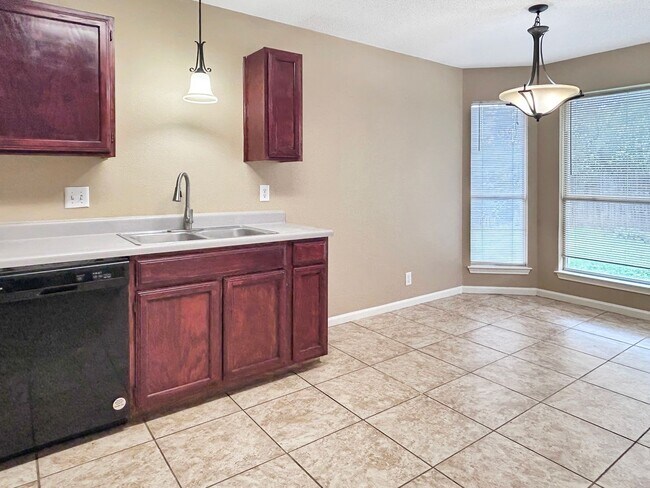 Foto del edificio - Charming 3-Bedroom Home in Great Northwest with Fireplace & Shaded Backyard