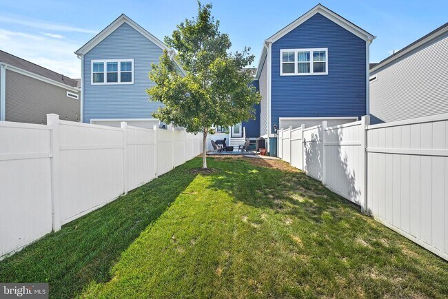 Building Photo - 1025 Forsythia Ln