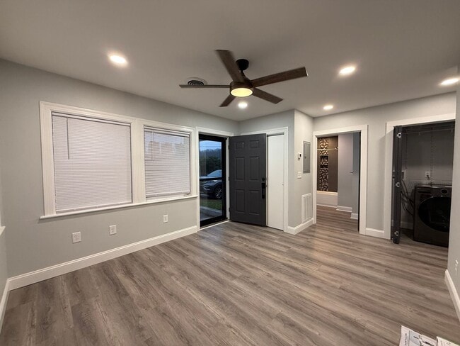 Foto del edificio - 313 E Bernard Ave