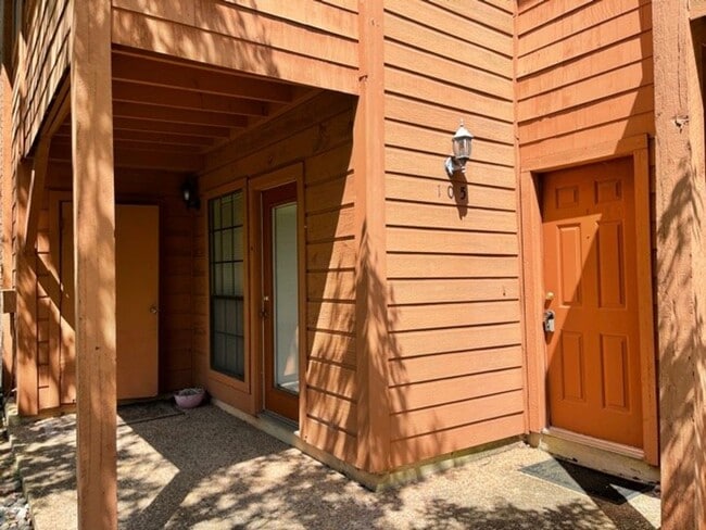 Building Photo - Spacious and bright 2 story condo!