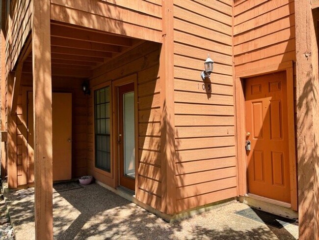 Foto del edificio - Spacious and bright 2 story condo!