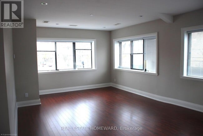 Photo du bâtiment - 425 Queen St E