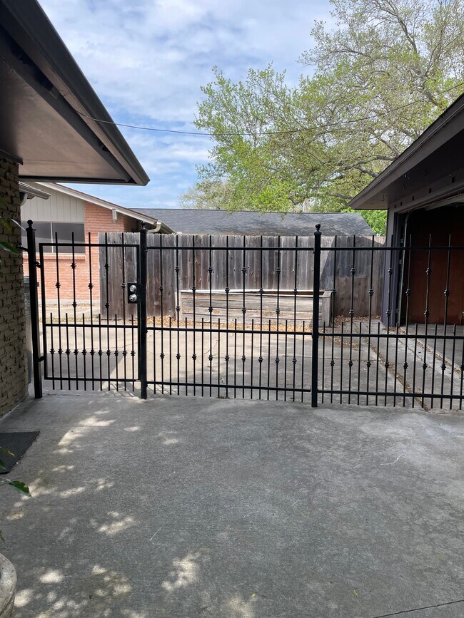 Building Photo - 513 Monette Dr